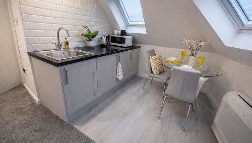 Beautiful cosy attic studio flat king size bed in central Beeston in Nottingham - Photo 3