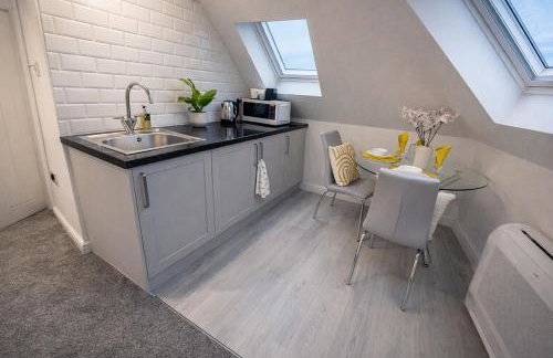 Beautiful cosy attic studio flat king size bed in central Beeston in Nottingham - Photo 3