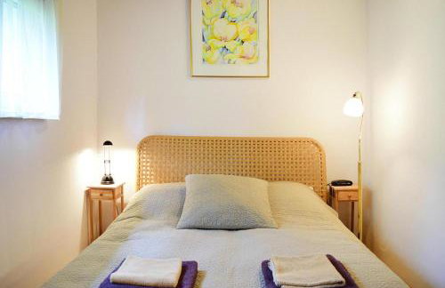 Lakeside holiday home with private garden - Foto 7