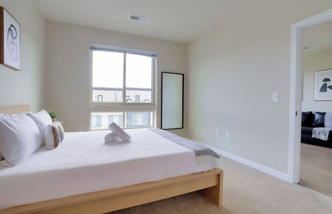 Stylish 2BR Condo in Alexandria - Photo 5