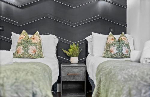 The Oaks Barn - A Countryside Luxury Rural Escape with Hot tub & Fire Pit! Tranquil Group Retreat - Sleeps 8, Pet Friendly & Off road Parking - By Blue Puffin Stays - Photo 15