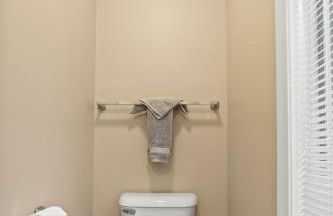 New, Spacious and charming, with a river view, conveniently located near skiing and golf - Foto 15