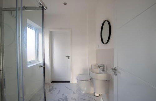 Luxury Deluxe - 4 bedrooms Villa - 6 beds - 10 Guests - Private Parking - Contractors Welcome - Trafford Stretford - Foto 23