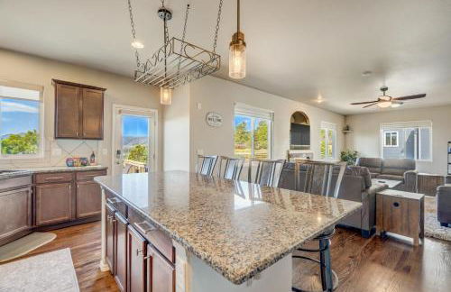 Mountain Breeze Villa w Mountain Views and Air Hockey - Foto 17