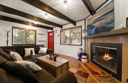 Entire Cabin, Walk to Ski Slopes, Hot Tub, Pet Friendly, Fast WiFi, 2 Parking, 2 Fireplace, Wash & Dryer, Fenced, Fire Pit, BBQ, Hike, Golf, Zoo - Foto 7