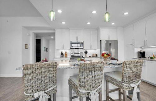 Latitude Adjustment Penthouse by Coastal Chic - Foto 9