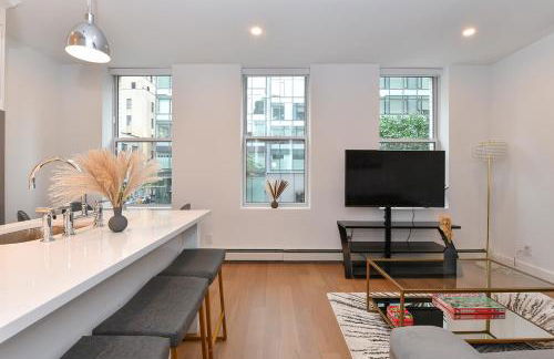 Sophisticated 3 Bedroom Duplex in the Heart of Midtown - Photo 3