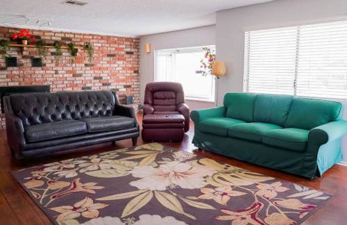 Enchanting Garden with Luxe Jacuzzi Spacious Yard - Foto 15