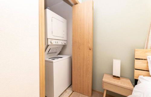 Cozy 2 bedroom condo walking distance from the beach - Foto 17