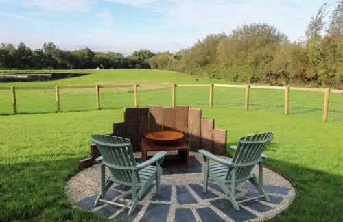 Dragonfly Shepherd's Hut - Photo 17