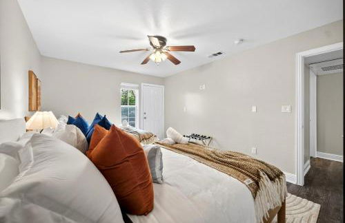 Walk to AT&T Stadium - Modern 2BR With Backyard - Foto 16