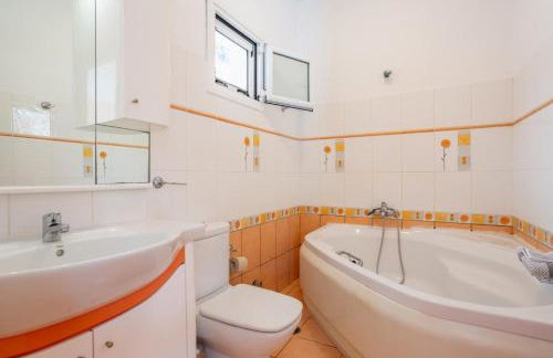 Villa Petros Large Private Pool Walk to Beach Sea Views A C Wifi Car Not Required - 180 - Foto 47