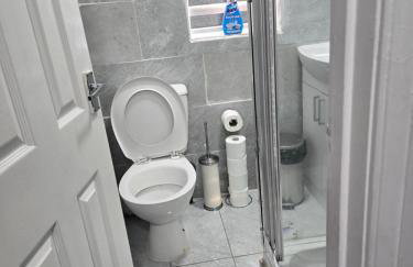 Manchester - House - Sleeps 6 - Parking - Garden - Foto 16