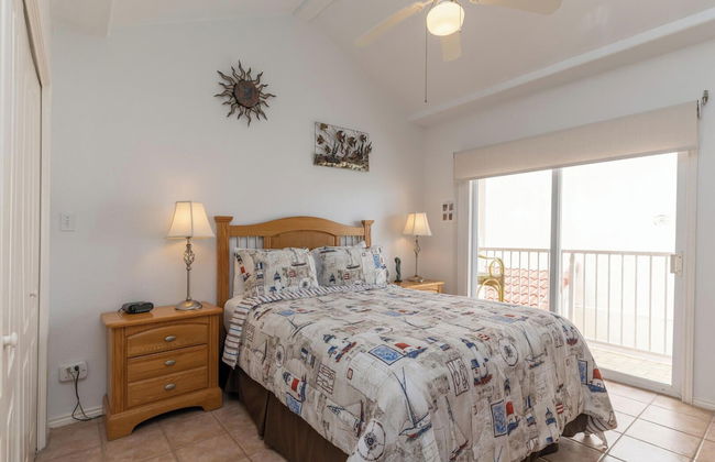 2-story Condo Next to Beach w/ Ocean Views! - Foto 12