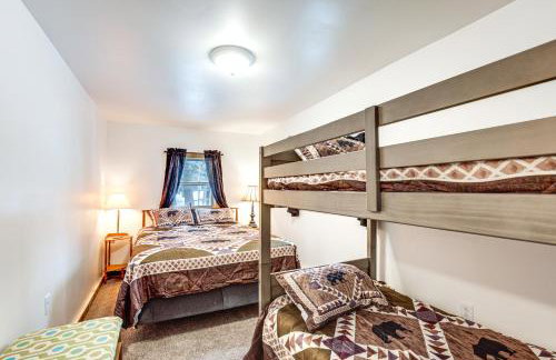 2 Ponds and Trail Access Peaceful Cabin in Calumet! - Foto 12