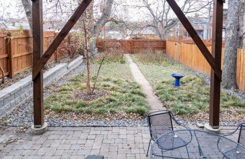 Stylish 4BR with Office Deck Gardens ABODEbucks - Foto 23