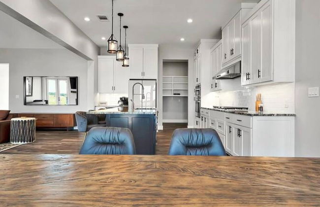 New Luxury Texas Farmhouse - Photo 12