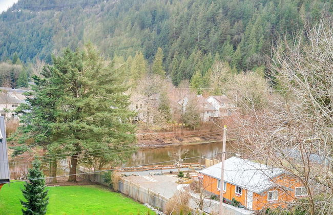 3BR Lakeside Penthouse Retreat - Photo 65