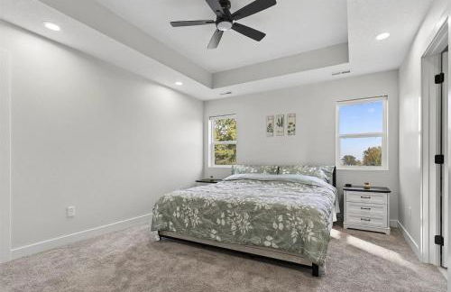 Modern Farmhouse Retreat in Urbandale - Foto 9