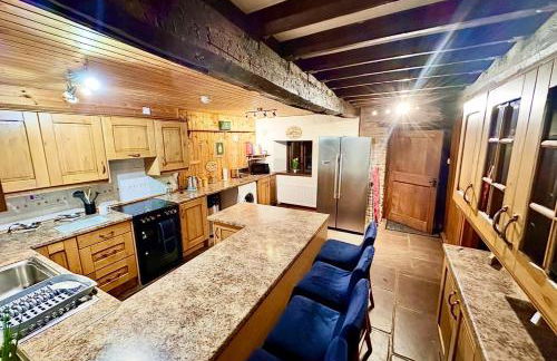 16th Century Farm House,6 Beds,5 BATHROOMS,SLEEPS 15,BBQ,HOT TUB,CINEMA ROOM WITH SURROUND SOUND,With Cymru Holidays - Foto 25