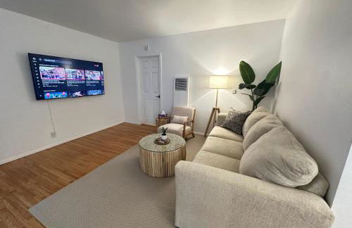 Boho 1-Bedroom BEACH Condo with Mid Size Parking, AC & Laundry - Walk 10min to BEACH! - Foto 14