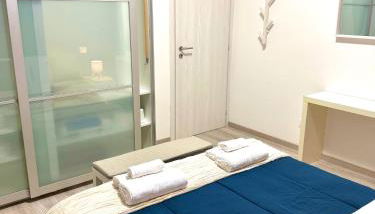 BLUVIA RESIDENCES-Spiral Apartment - Photo 3, towels, wardrobe