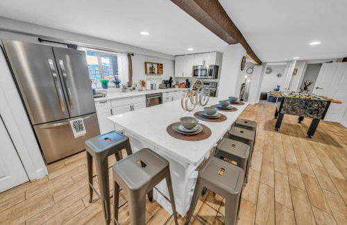 NEW! HUGE 5BR Mountain Views Game Room Hot Tub Lawn Games BBQ - Photo 45