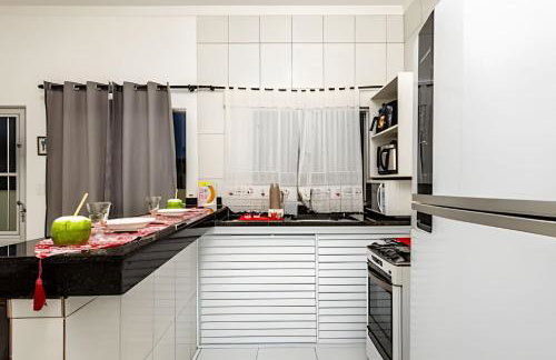 Casa para Famílias e Grupos com Ar-condicionado e Churrasqueira em Praia Grande - Foto 30