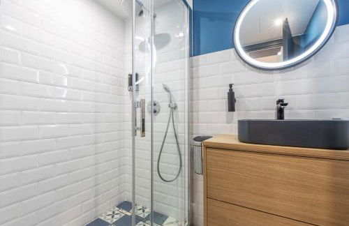 LB Vacation Rentals I Cannes Center, Renovated Apartment with Balcony, Ideal for Holidays or Congress! - Photo 33