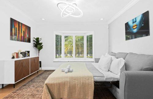 Luxe 4BR Waterfront w Htd Pool 5min to Beach - Foto 33