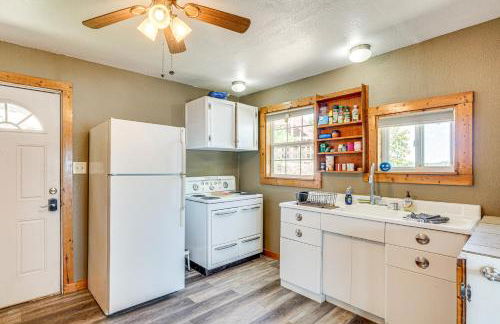 Deck with Covered Dock! Lakefront Ozark Cottage - Foto 9