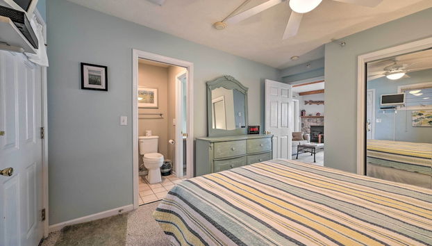 Lakefront Onekama Condo w/ Seasonal Pool - Photo 5, Room