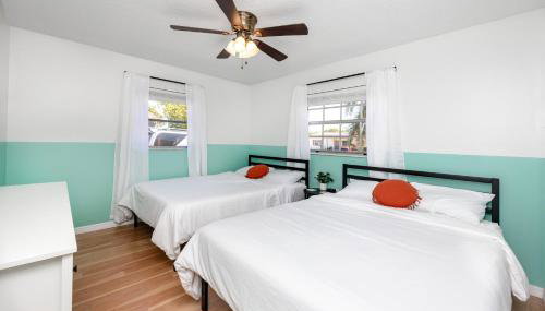 Sunny Escape: Vibrant Pool Home - Foto 2