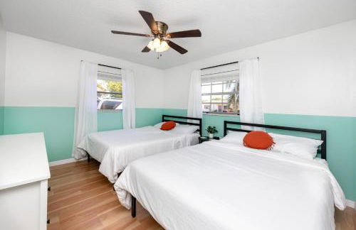 Sunny Escape: Vibrant Pool Home - Photo 2