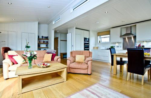 Amber Lodge, Strawberryfield Park - Hot Tub - Free WiFi & Parking - Photo 2