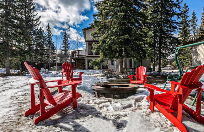 Dream 4-Br 4-Ba Chalet | Private Hot Tub | 2 min to Jasper National Park Gates - Photo 30