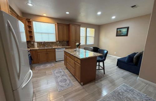 Private and Stylish 3Bdrm 3Ba Townhome, Gated Patio, King Bed, Spacious, Free Parking, Available now - Foto 6