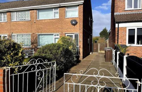 Superb 3 bed house, homely comforts close to supermarkets, with private parking on gated premise - Photo 42