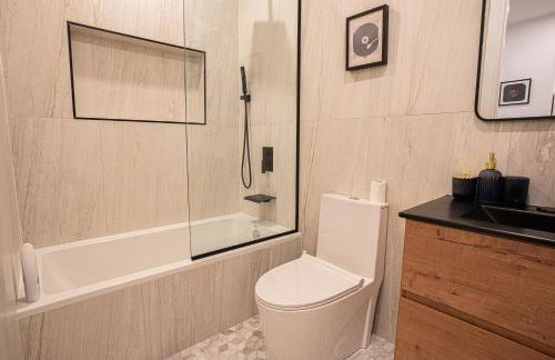 Stylish 2BD Brooklyn Retreat with Backyard & Basement - Foto 8