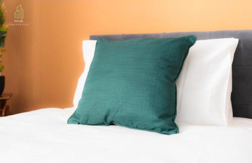 Modern 2BR Apartment - Prime Location Near Beach & Town - Sleeps 5 - Foto 12