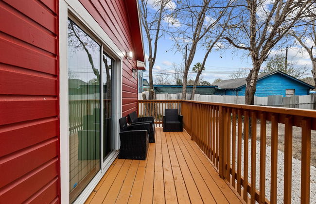 Inviting 4BR 2 5BA Downtown Home With Ample Space - Photo 4