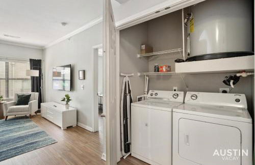 King Beds and Memory Foam Sleeper in Vibrant ATX Apt - Foto 14