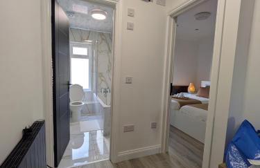 Modern Central Apartments with Balcony - Photo 32