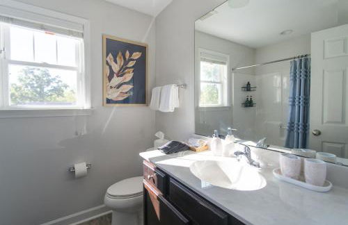 Fam-Biz Friendly 3BD with Fire pit & BBQ - Downtown - Foto 19