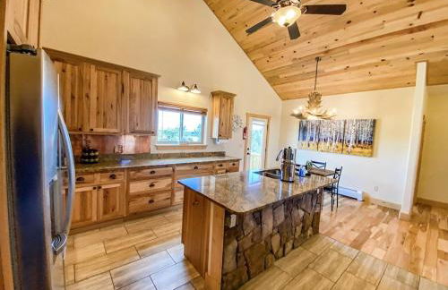 New! Beautiful, Spacious Modern Home on a Large Acreage - Peaks & Prairies Retreat - Foto 28