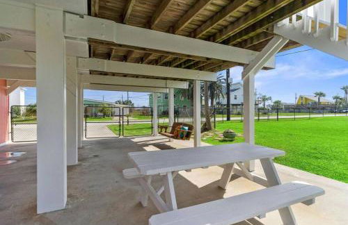 Coastal bungalow with huge yard, comfy deck and close to beach - Foto 22