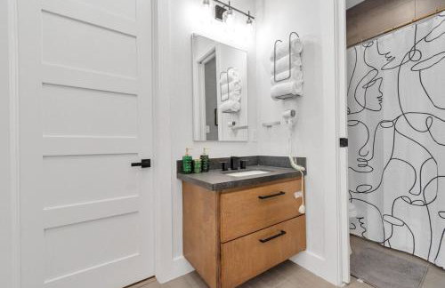 Houston's Downtown Bloom House - Spacious Floral Escape for Groups - Foto 48