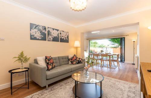 Pass the Keys Stunning Spacious Chessington Gem with Parking - Photo 2