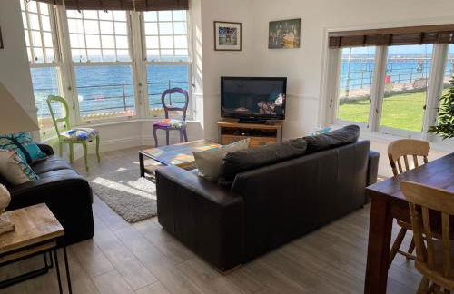 Promenade Apartment with own Beach Hut - Photo 2