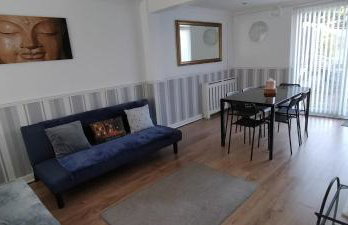 Ladbury House in Walsall near M6, Walsall Uni and Hospital, with free parking and easy access to Birmingham city centre and West Bromwich, only 20 mins to NEC and Birmingham airport, 15 mins to Villa Park, Great for contractors! - Foto 1